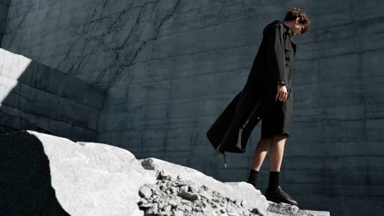 Erkek Modasında Monokrom: Minimalist Şıklığın Anahtarı